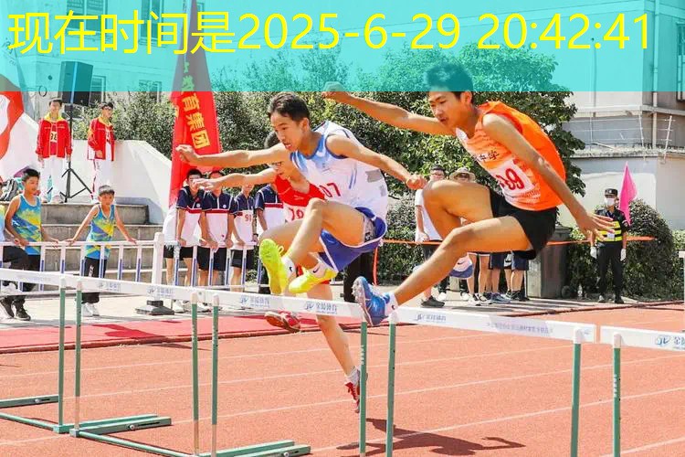 爱游戏中国官方网站：室内健身深蹲俯卧撑
